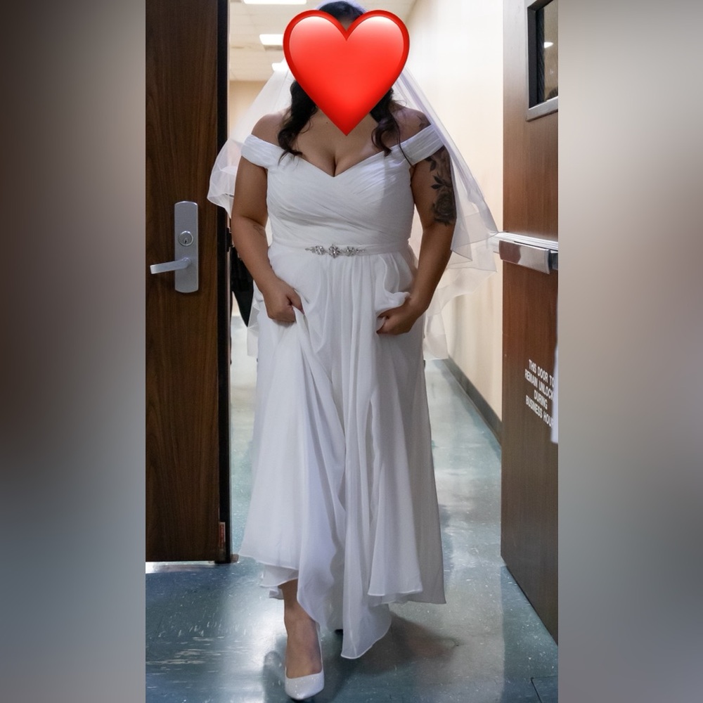 Wedding Dress - Elegant White Off-Shoulder, Veil, Garment Bag